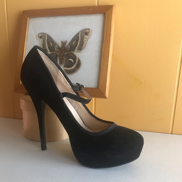 Elegant Black Pumps - Picture 2 of 5